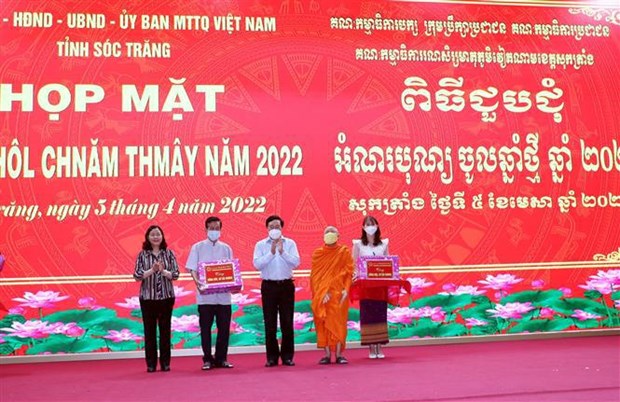 越南政府常务副总理范平明出席高棉族同胞传统新年见面会 hinh anh 1