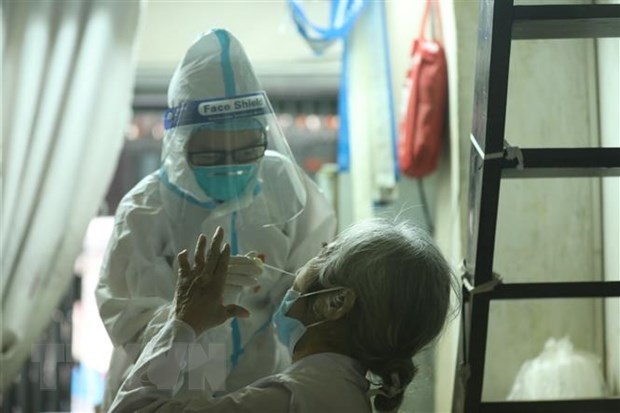 10日越南报告新增新冠肺炎确诊病例超过2.8万 新增治愈病例近3.5万 hinh anh 1