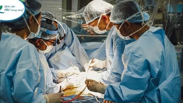国家主席阮春福赞扬越南中央儿童医院成功为9个月大婴儿进行肝移植手术 hinh anh 1
