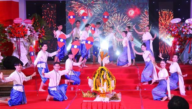 老挝留学生在顺化古都喜迎老挝传统新年 hinh anh 1