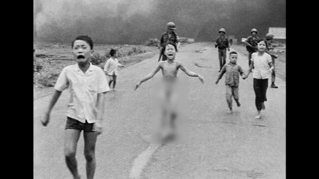 越裔摄影记者尼克幼及“凝固汽油弹中的女孩”照片向公众展示 hinh anh 1