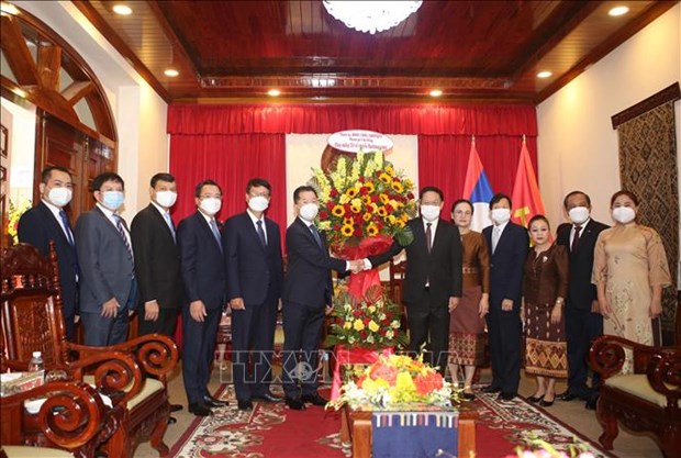 岘港市领导向老挝驻岘港总领事馆全体干部及工作员工致以新年祝福 hinh anh 1