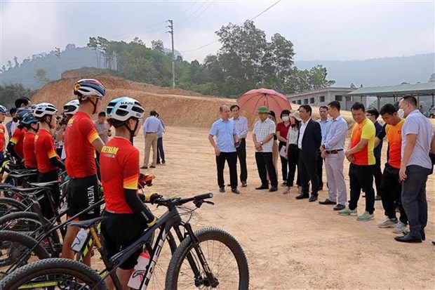 第31届东南亚运动会：对和平省自行车赛项举办工作的准备情况进行检查 hinh anh 2