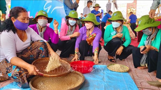 高棉族同胞喜迎传统新年 共谱军民鱼水情 hinh anh 1