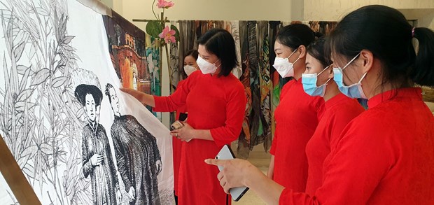 丝绸奥黛和亚麻布展在广宁省举行 hinh anh 1