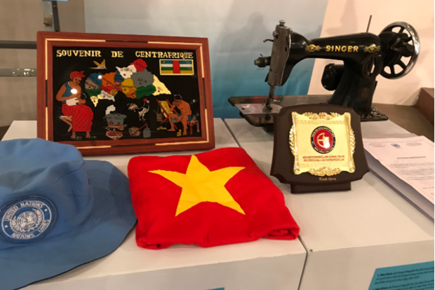 越南妇女博物馆接收“蓝色贝雷帽”女兵捐赠的实物资料 hinh anh 1