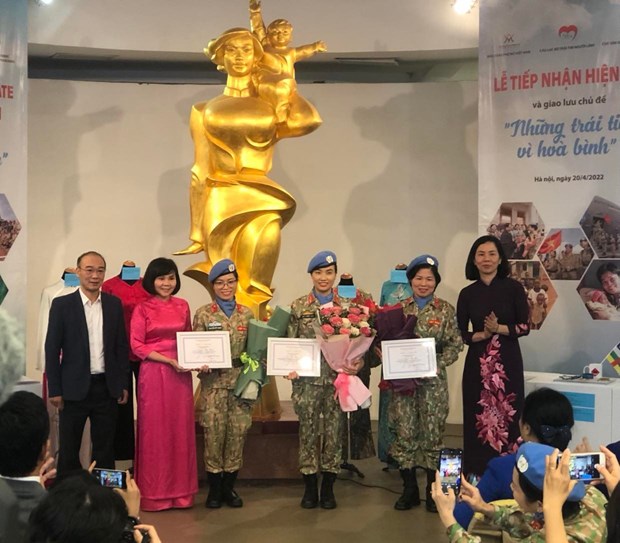 越南妇女博物馆接收“蓝色贝雷帽”女兵捐赠的实物资料 hinh anh 3