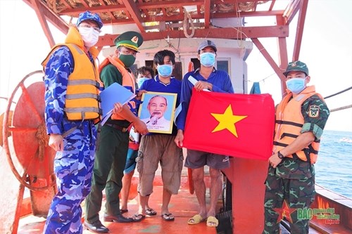 越南海警第四区与地方武装力量在土珠岛乡海域进行联合巡逻 hinh anh 1