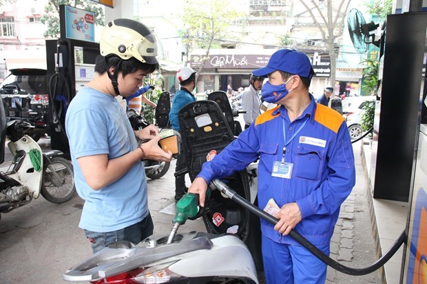 越南国内汽油价格出现反弹回升 每升上调近700越盾 hinh anh 1