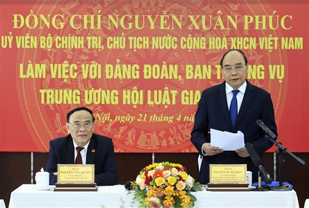 越南国家主席阮春福与越南律师协会举行工作座谈 hinh anh 1