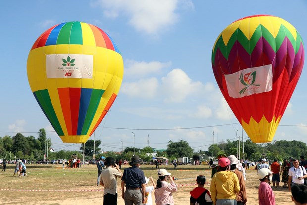 数千名游客参加崑嵩省热气球节 hinh anh 2