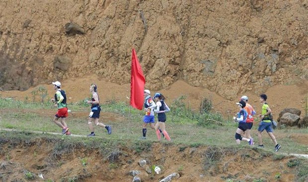 “探索PaVi古石路”马拉松比赛首次在莱州省举行 hinh anh 2