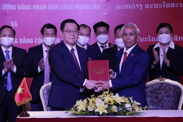 越南与老挝加强宣教领域的合作 hinh anh 1