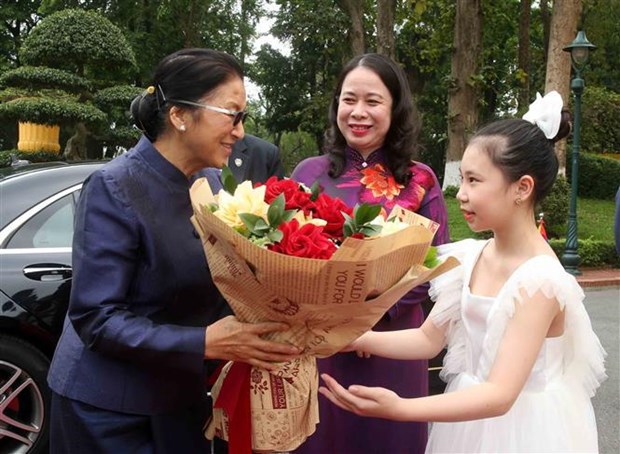 越南国家副主席武氏映春与老挝国家副主席巴妮·雅陶都举行会谈 hinh anh 1