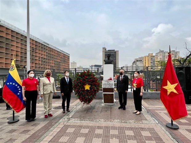 越南南方解放47周年和胡志明主席诞辰132周年纪念活动在委内瑞拉举行 hinh anh 1