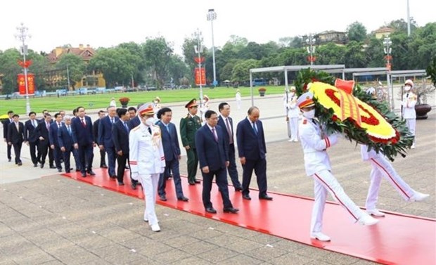 南方解放国家统一47周年：越南党和国家领导人拜谒胡志明主席陵墓 hinh anh 1