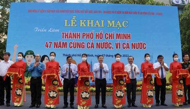 国家统一47周年：“胡志明市-47年与全国并肩同行”图片展正式开幕 hinh anh 1