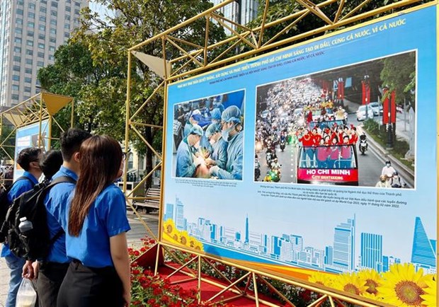 国家统一47周年：“胡志明市-47年与全国并肩同行”图片展正式开幕 hinh anh 2