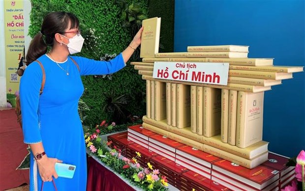 关于胡志明主席的专题图书展在胡志明市举行 hinh anh 2