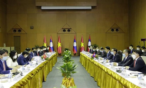 越南外交部长裴青山访问老挝并主持第九次越老外交部部长级年度政治磋商会议 hinh anh 2