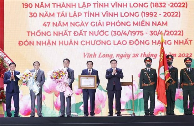 国会主席王廷惠出席龙湖营成立290周年、永隆省成立190周年、永隆省重设30周年庆典 hinh anh 1