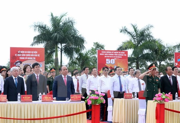 越南国家主席阮春福出席庆祝南方解放国家统一47周年升旗仪式 hinh anh 2