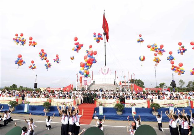 越南国家主席阮春福出席庆祝南方解放国家统一47周年升旗仪式 hinh anh 1