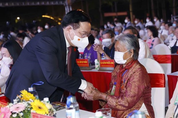 越南国会主席王廷惠出席茶荣省重设30周年庆典 hinh anh 1