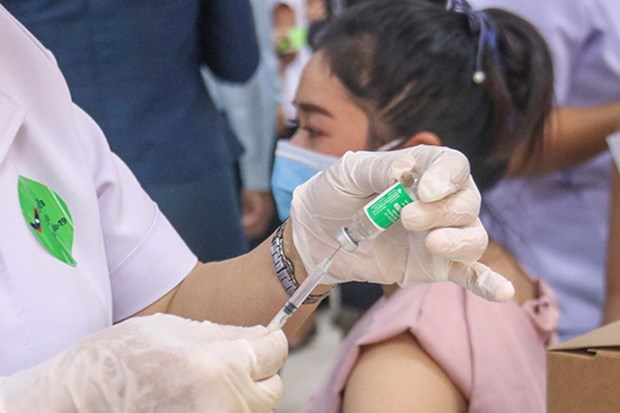 老挝当局鼓励人们接种新冠疫苗加强针 hinh anh 1