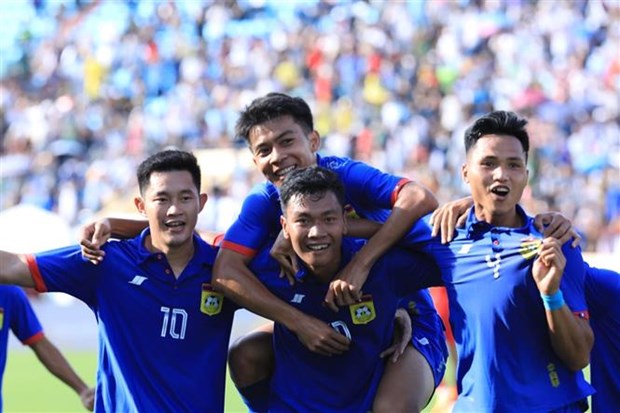 第31届东运会男足比赛：老挝队和新加坡队以2比2握手言和 hinh anh 1