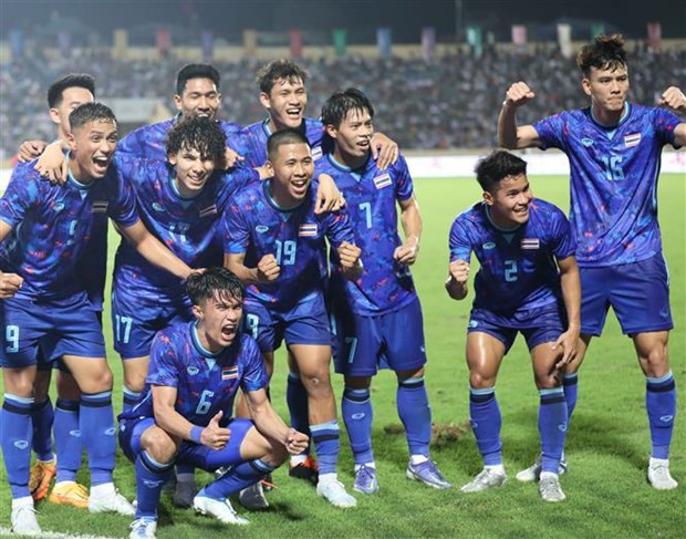 第31届运动会男足比赛：泰国队以5-0大胜新加坡队 名列B组首位 hinh anh 1
