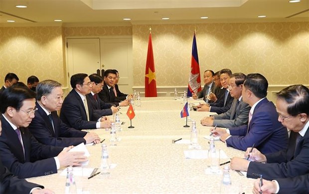 越南政府总理范明政会见柬埔寨首相洪森 hinh anh 2