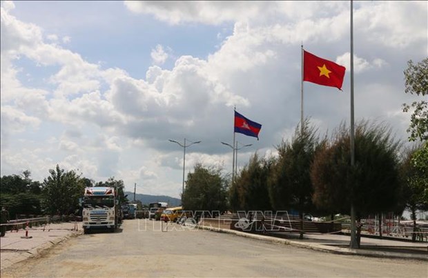 越柬两国领导就恢复两国陆空游行达成一致 hinh anh 1