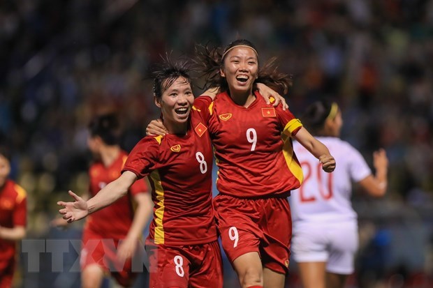 第31届东南亚运动会：越南女足队以2比1反超菲律宾女足队 hinh anh 1