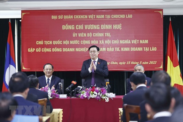 越南国会主席王廷惠与在老越南企业会面交流 hinh anh 1