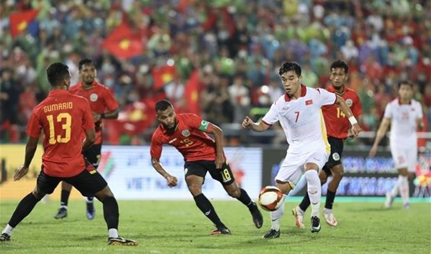 第31届东运会男足比赛： 越南队以2比0击败东帝汶队 以小组首位晋级半决赛 hinh anh 1