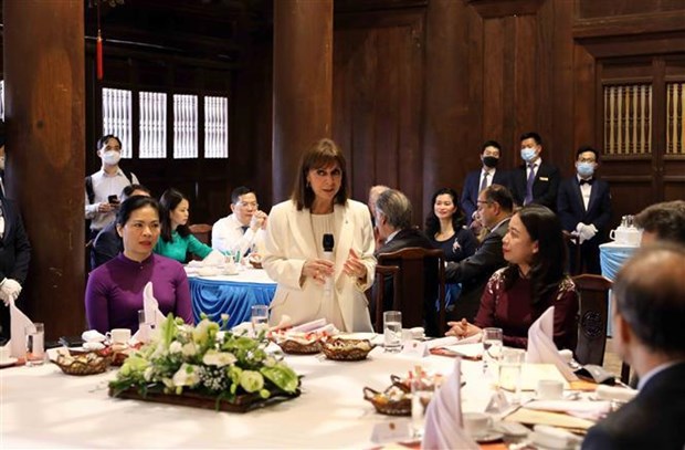 越南国家副主席武氏英春设茶会 招待希腊总统卡特里娜·萨克拉罗普卢 hinh anh 1