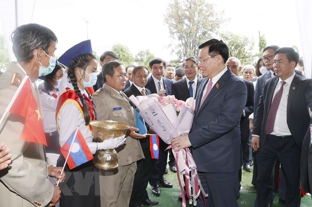 越南国会主席王廷惠走访老挝占巴塞少数民族寄宿学校 hinh anh 1