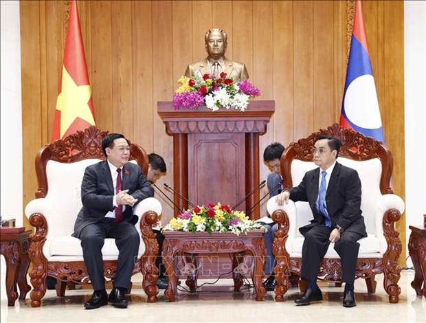 越南国会主席王廷惠会见老挝国家审计署审计长马莱通科马西斯 hinh anh 2