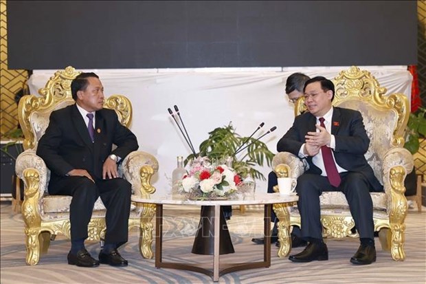 越南国会主席王廷惠会见了老挝财政部部长本炯 hinh anh 1