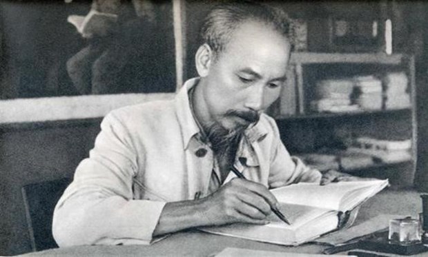 胡志明主席诞辰132周年：纪录片《胡志明—创造和平文化之旅》上映 hinh anh 1