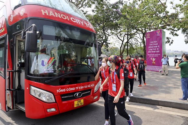 第31届东运会：泰国藤球运动员乘坐双层巴士参观河内 hinh anh 1