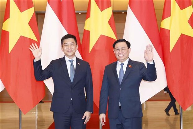 越南国会主席王廷惠与新加坡国会议长陈川仁举行会谈 hinh anh 1