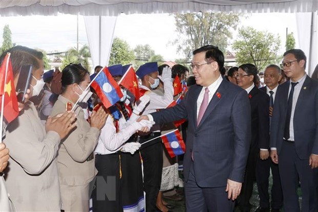 老挝各大报纸密集报道越南国会主席王廷惠访老之行 hinh anh 1