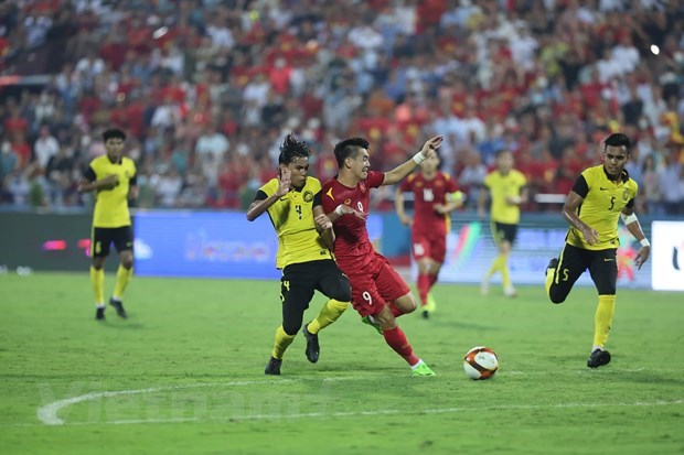 第31届东南亚运动会男足比赛：越南队以1比0领先马来西亚队 hinh anh 1