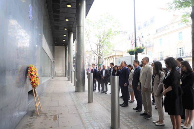胡志明主席诞辰132周年：越南驻英国和法国大使馆举行献花仪式 hinh anh 1