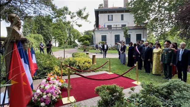 胡志明主席诞辰132周年：越南驻英国和法国大使馆举行献花仪式 hinh anh 2