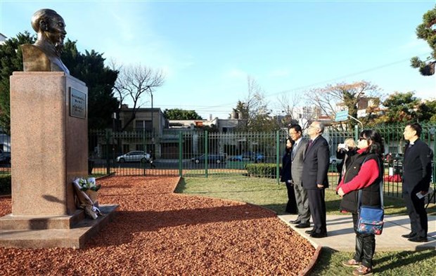 胡志明主席诞辰132周年：越南驻外大使馆纷纷举行纪念活动 hinh anh 1