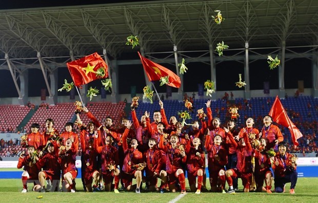 越南女足队以1比0击败泰国女足队夺得女足金牌 阮春福和范明政致信祝贺 hinh anh 1