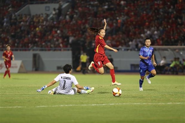 越南女足队以1比0击败泰国女足队夺得女足金牌 阮春福和范明政致信祝贺 hinh anh 2